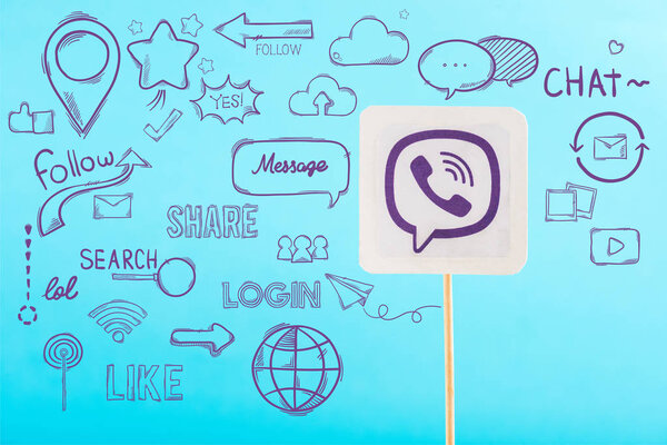 карта с логотипом Viber и соцсетями выделена синим цветом
