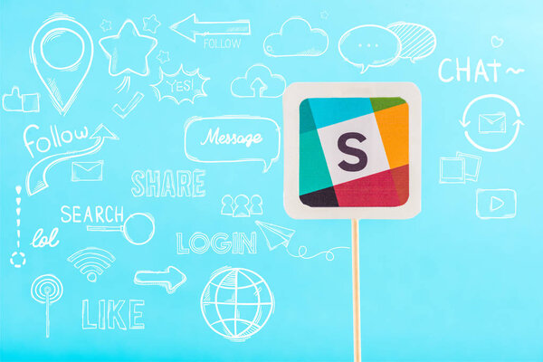 карта с логотипом Slack и социальными сетями изолирована синим цветом
