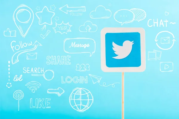 卡片与 Twitter 标志和社交媒体例证查出在蓝色 — 图库照片