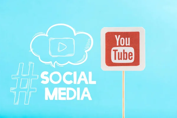 Youtube のロゴと青に分離されたソーシャル メディア文字カード — ストック写真