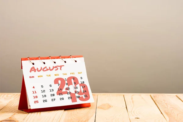 Kalender Dengan Agustus 2019 Halaman Terisolasi Beige Dengan Ruang Penyalinan — Stok Foto