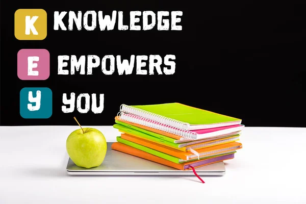 Closed Laptop Green Apple Notebooks Color Pencils Desk Knowledge Empowers — Stock Photo, Image