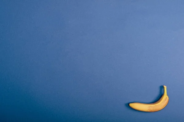 Top View Ripe Yellow Banana Blue Background Copy Space — Stock Photo, Image