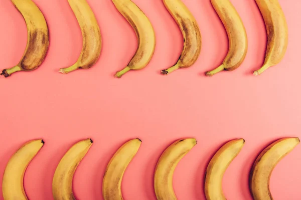 Draufsicht Auf Reife Gelbe Bananen Auf Korallenhintergrund Mit Kopierraum — Stockfoto