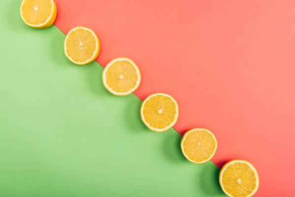 Top View Juicy Fresh Cut Lemons Multicolored Green Coral Background — Stock Photo, Image