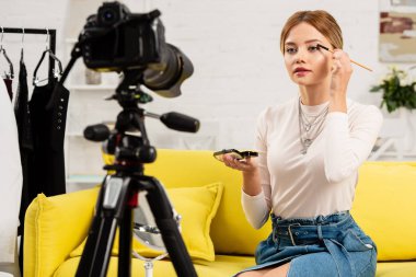 güzellik blogger evde video kamera önünde makyaj yapıyor