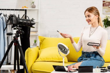 güzellik blogger evde video kamera önünde makyaj yapıyor