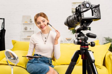 güzellik blogger evde video kamera önünde makyaj yapıyor