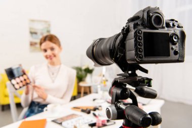 video kamera önünde göz farları tutan güzellik blogger seçici odak