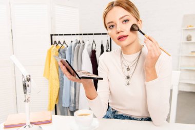 evde yanak allık uygulayan çekici kız