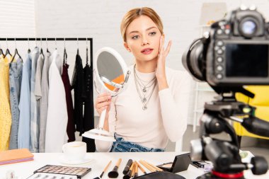 güzellik blogger ekran kamera önünde ayna tutan ve dokunmadan yüz