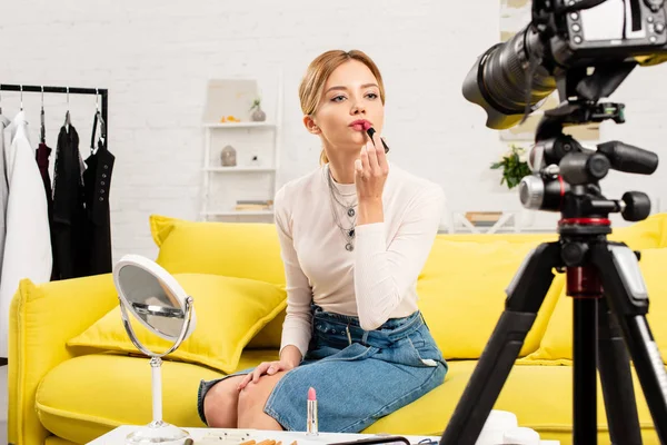 Beauty Blogger Applying Lipstick Front Video Camera — Stock Photo, Image
