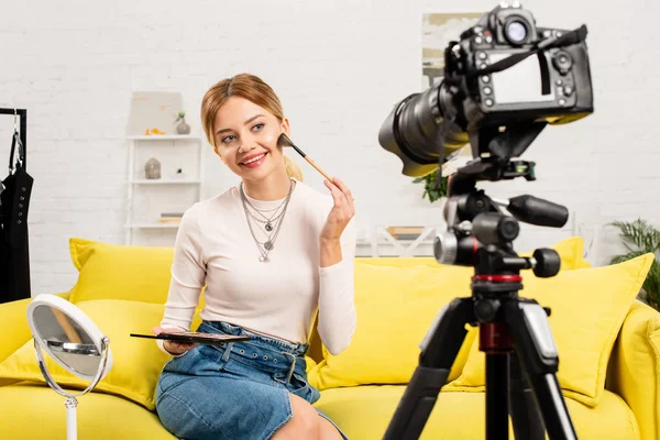 Belleza Blogger Haciendo Maquillaje Delante Cámara Vídeo Casa — Foto de Stock