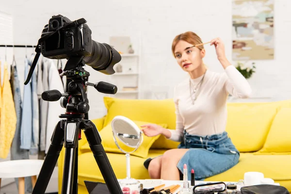 Enfoque Selectivo Belleza Blogger Falda Mezclilla Haciendo Cejas Delante Cámara — Foto de Stock