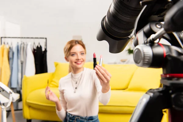 Foco Seletivo Blogueiro Beleza Segurando Batons Frente Câmera Vídeo — Fotografia de Stock