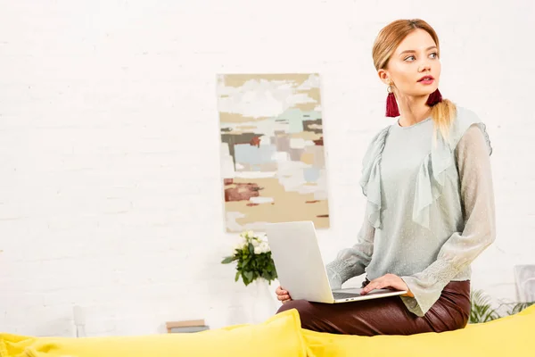 Beautiful Freelancer Earrings Sitting Sofa Using Laptop Home — Stock Photo, Image