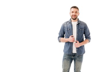 beyaz izole denim gömlek gülümseyen sakallı adam ön görünümü