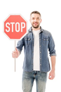beyaz izole dur işareti tutan denim gömlek sakallı adam ön görünümü