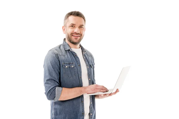 Homem Sorridente Camisa Jeans Usando Laptop Isolado Branco — Fotografia de Stock