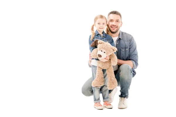 Sorridente Papà Jeans Figlia Con Orsacchiotto Isolato Bianco — Foto Stock