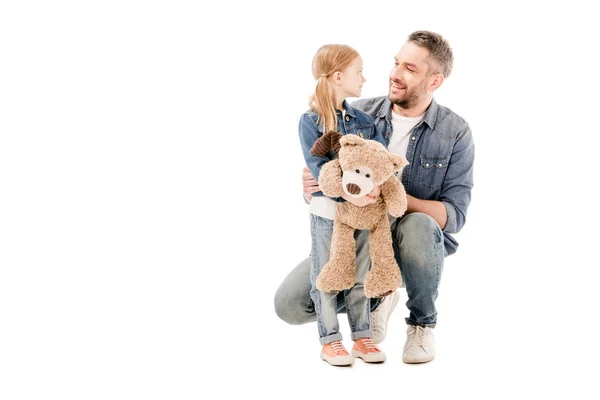 微笑的爸爸和女儿与泰迪熊看着对方孤立在白色 — 图库照片