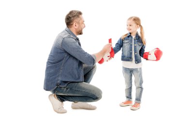 beyaz izole boks eldivenleri ile gülümseyen baba ve kızı