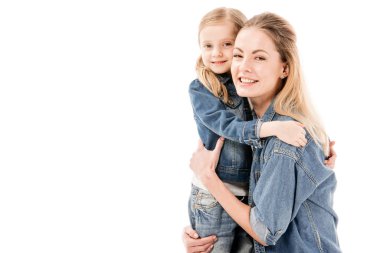mutlu anne ve kızı beyaz izole gülümseyen
