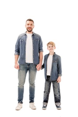 gülümseyen oğlu ve baba beyaz izole el ele tam uzunlukta görünümü