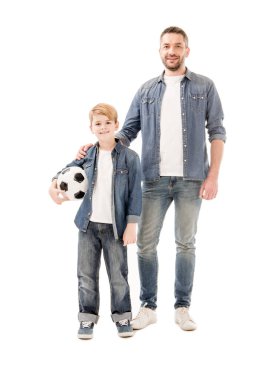 beyaz izole futbol topu ile oğul ve baba tam uzunlukta görünümü
