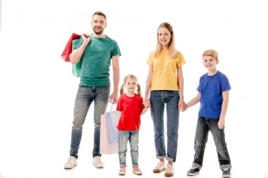 beyaz izole alışveriş çantaları ile gülümseyen ailenin tam uzunlukta görünümü