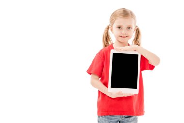 beyaz izole boş ekran ile dijital tablet tutan kırmızı t-shirt gülümseyen çocuk