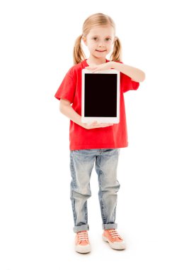 beyaz izole boş ekran ile dijital tablet tutan kırmızı t-shirt gülümseyen çocuğun tam uzunlukta görünümü