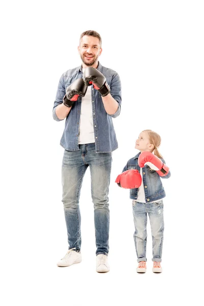 Ganzkörperansicht Von Lächelndem Vater Und Tochter Mit Boxhandschuhen Auf Weißem — Stockfoto