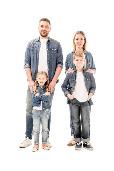 在牛仔裤隔离的白色幸福微笑家庭的完整长度视图 — 图库照片