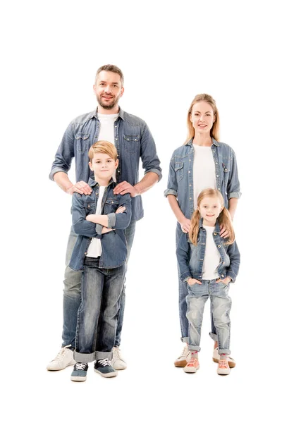 Volledige Lengte Weergave Van Gelukkig Lachende Familie Jeans Geïsoleerd Wit — Stockfoto