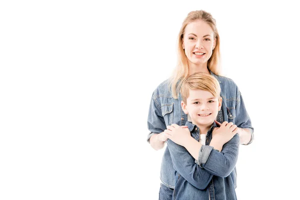 Lycklig Mor Och Son Omfamna Och Titta Kameran Isolerad Vitt — Stockfoto