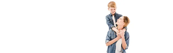 Plano Panorámico Feliz Madre Hijo Abrazándose Mirándose Aislados Blanco — Foto de Stock