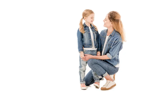 Gelukkige Moeder Dochter Glimlachen Terwijl Naar Elkaar Kijken Geïsoleerd Wit — Stockfoto