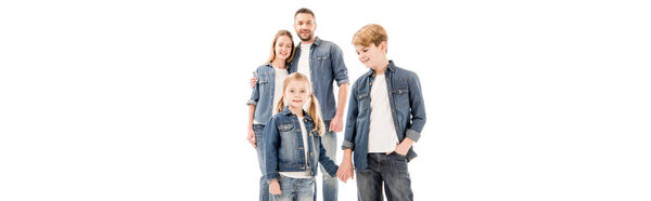 панорамный снимок счастливой семьи в джинсах, улыбающихся изолированно на белом
