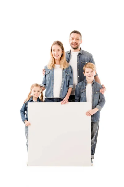 Vista Completa Familia Feliz Sonriendo Sosteniendo Pancarta Blanco Aislado Blanco — Foto de Stock