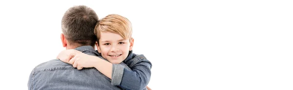 Tiro Panorâmico Menino Sorridente Abraçando Pai Isolado Branco — Fotografia de Stock