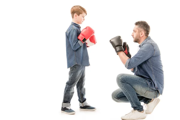 父亲和儿子在拳击手套隔离在白色 — 图库照片