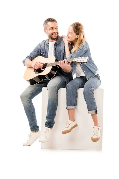 Sonriente Hombre Jeans Tocando Guitarra Acústica Para Esposa Aislado Blanco — Foto de Stock