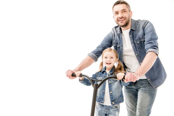 Sorrindo Pai Filha Com Scooter Isolado Branco — Fotografia de Stock