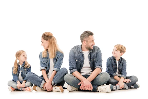Familia Feliz Jeans Sentados Con Las Piernas Cruzadas Aisladas Blanco —  Fotos de Stock