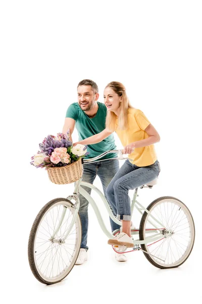 Glückliches Paar Mit Fahrrad Und Blumenkorb Auf Weißem Grund — Stockfoto