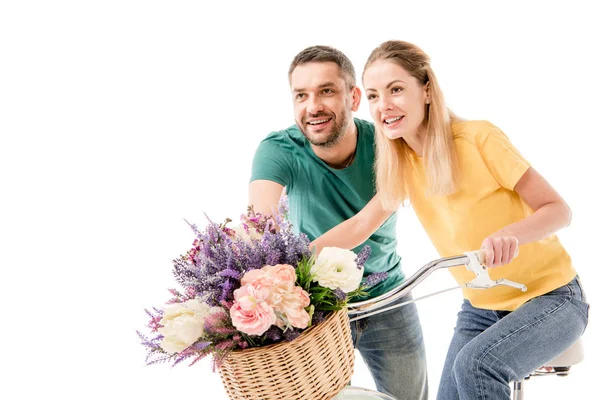 Feliz Pareja Con Bicicleta Cesta Flores Aisladas Blanco — Foto de Stock