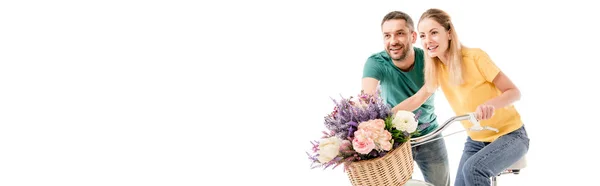 Plano Panorámico Feliz Pareja Con Bicicleta Cesta Flores Aisladas Blanco — Foto de Stock