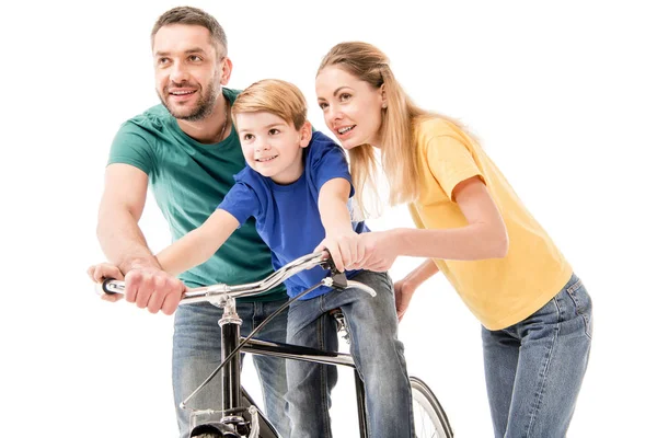 Gülümseyen Anne Babalar Beyaz Izole Bisiklete Binmek Için Oğlu Öğretim — Stok fotoğraf