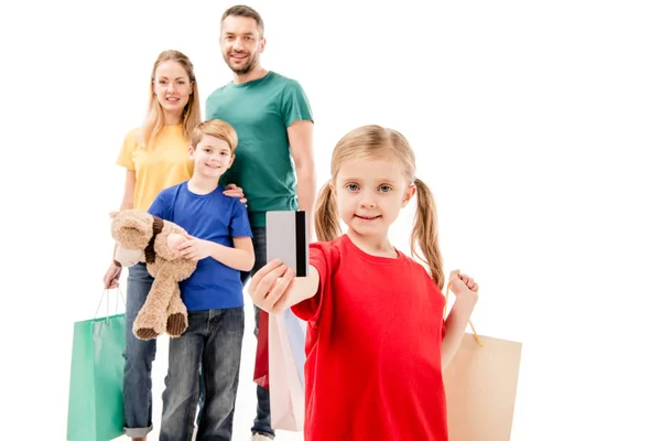 Leende Familj Med Shoppingväskor Isolerade Vitt — Stockfoto